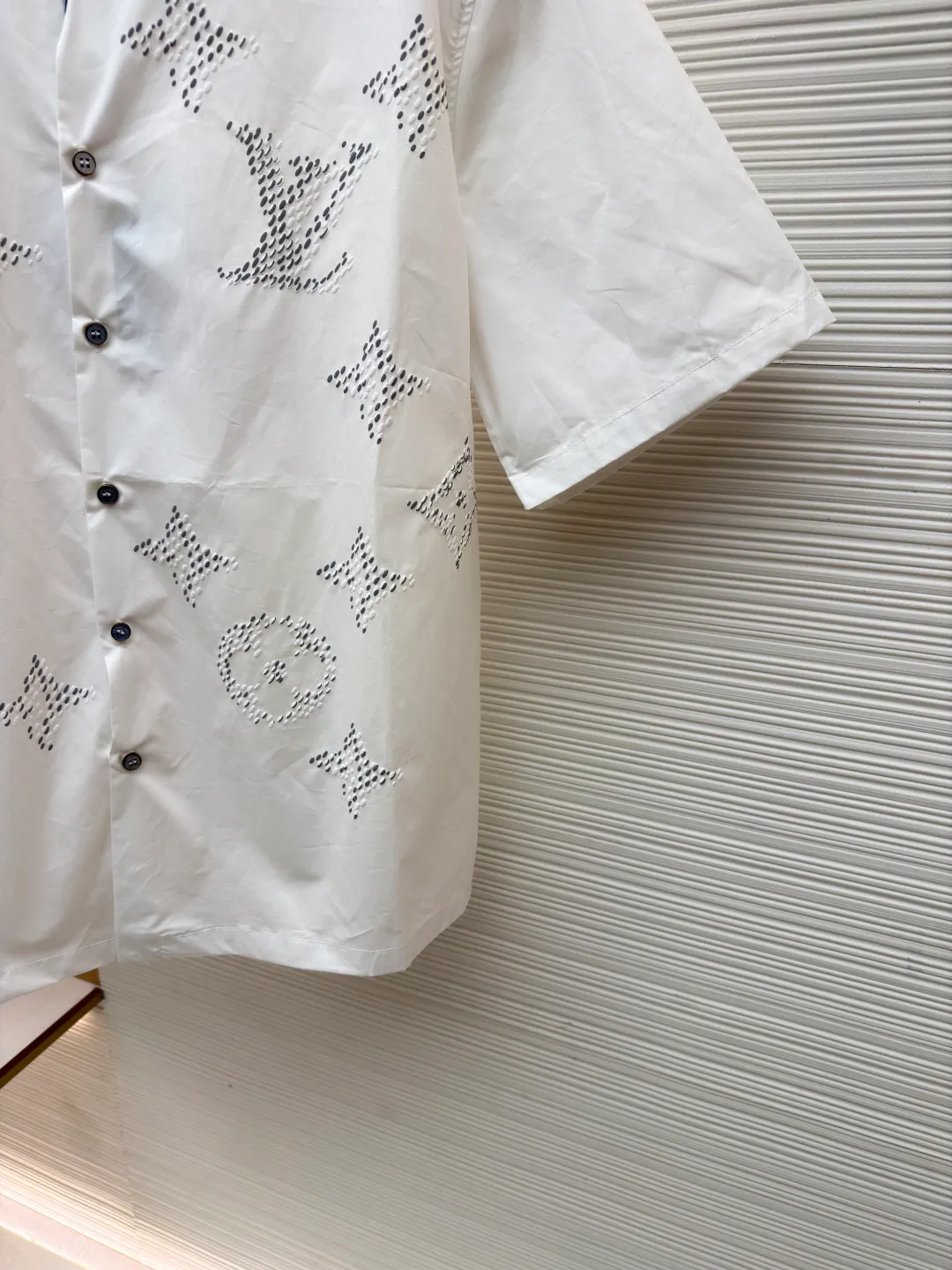 LOUIS VUITTON monogram printed short-sleeved shirt ●Original version: Purchased and developed by 9835 ●Item number: 1680421-A35 ●Fabric: silk fabric ●Technology: printing production ●Version: fitted version ●Weight: about 245 grams ●Size: S-M-L-XL ●Description: Poplin is a classic cotton fabric characterized by a large density difference between warp and weft yarns, forming a fine diamond-shaped grainy texture. This structure not only gives the fabric a refreshing and breathable wearing feel, but also ensures that its texture is light and thin but has a crisp texture, avoiding the shortcomings of ordinary thin cotton that easily collapses, perfectly supporting the neat silhouette of the shirt, while maintaining the unique skin-friendly comfort of cotton. The chest is decorated with a release printing process; it is neither too loose nor deliberately slim, aiming to create a clean silhouette and is extremely tolerant to the body shape. The standard length ensures that the hem can be tucked into trousers or hang naturally, meeting a variety of wear needs, including formal and casual. The overall wiring is straight and delicate, the fabric is comfortable and soft, and the color is consistent without color difference. It can be matched with the same style to create a fashionable look and control various occasions. Customized accessories, complete with three standards, same style for men and women!